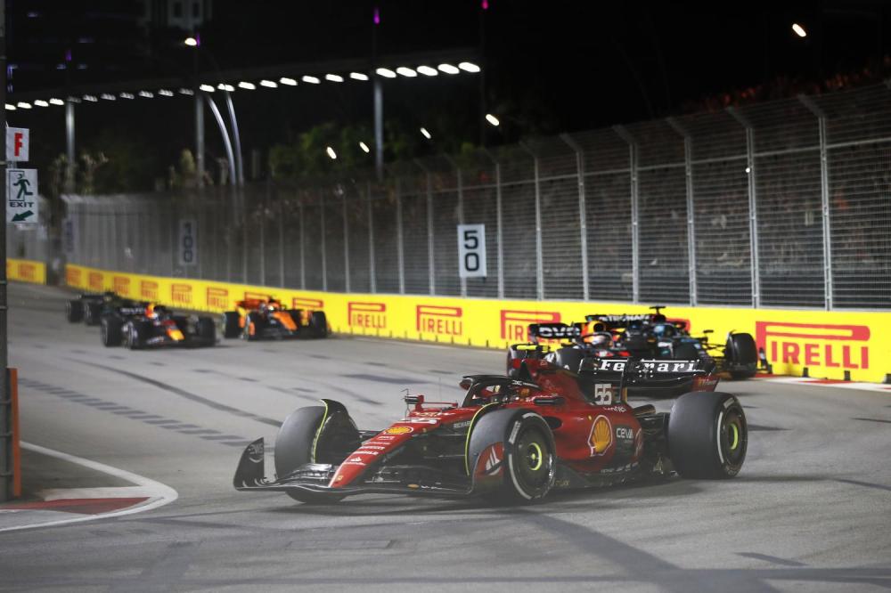 MARINA BAY STREET CIRCUIT, SINGAPORE - SEPTEMBER 17: Carlos Sainz, Ferrari SF-23, leads Max Verstappen, Red Bull Racing RB19, George Russell, Mercedes F1 W14, Lando Norris, McLaren MCL60, and Sergio Perez, Red Bull Racing RB19 during the Singapore GP at Marina Bay Street Circuit on Sunday September 17, 2023 in Singapore, Singapore. (Photo by Jake Grant / LAT Images)