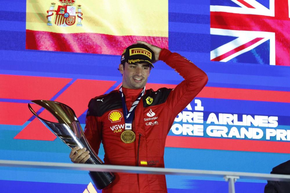 MARINA BAY STREET CIRCUIT, SINGAPORE - SEPTEMBER 17: Carlos Sainz, Scuderia Ferrari, 1st position, with the winners trophy during the Singapore GP at Marina Bay Street Circuit on Sunday September 17, 2023 in Singapore, Singapore. (Photo by Steven Tee / LAT Images)