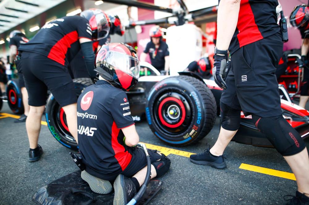 JEDDAH STREET CIRCUIT, SAUDI ARABIA - MARCH 17: Haas team members practice a pit stop during the Saudi Arabian GP at Jeddah Street Circuit on Friday March 17, 2023 in Jeddah, Saudi Arabia. (Photo by Andy Hone / LAT Images)