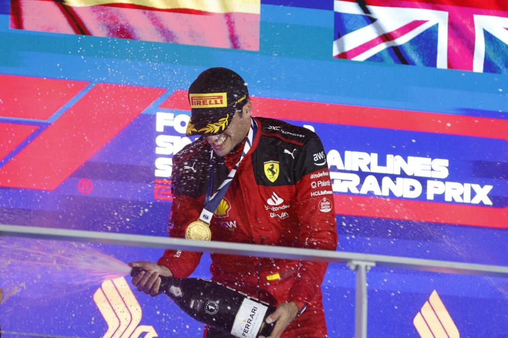 MARINA BAY STREET CIRCUIT, SINGAPORE - SEPTEMBER 17: Carlos Sainz, Scuderia Ferrari, 1st position, sprays the victory Champagne during the Singapore GP at Marina Bay Street Circuit on Sunday September 17, 2023 in Singapore, Singapore. (Photo by Steven Tee / LAT Images)