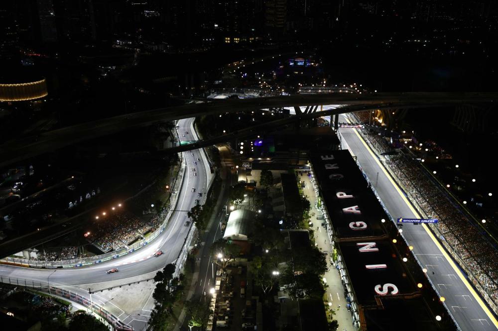 MARINA BAY STREET CIRCUIT, SINGAPORE - SEPTEMBER 17: Carlos Sainz, Ferrari SF-23, leads Charles Leclerc, Ferrari SF-23, Sir Lewis Hamilton, Mercedes F1 W14, Fernando Alonso, Aston Martin AMR23, and the rest of the field at the start during the Singapore GP at Marina Bay Street Circuit on Sunday September 17, 2023 in Singapore, Singapore. (Photo by Zak Mauger)